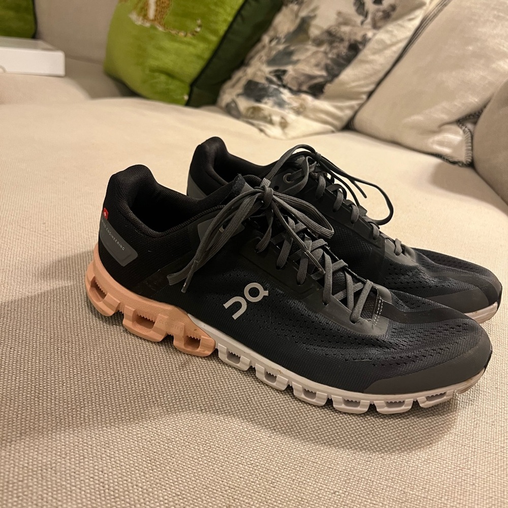 On Cloud Cloudflow women’s running shoes - size 9.5